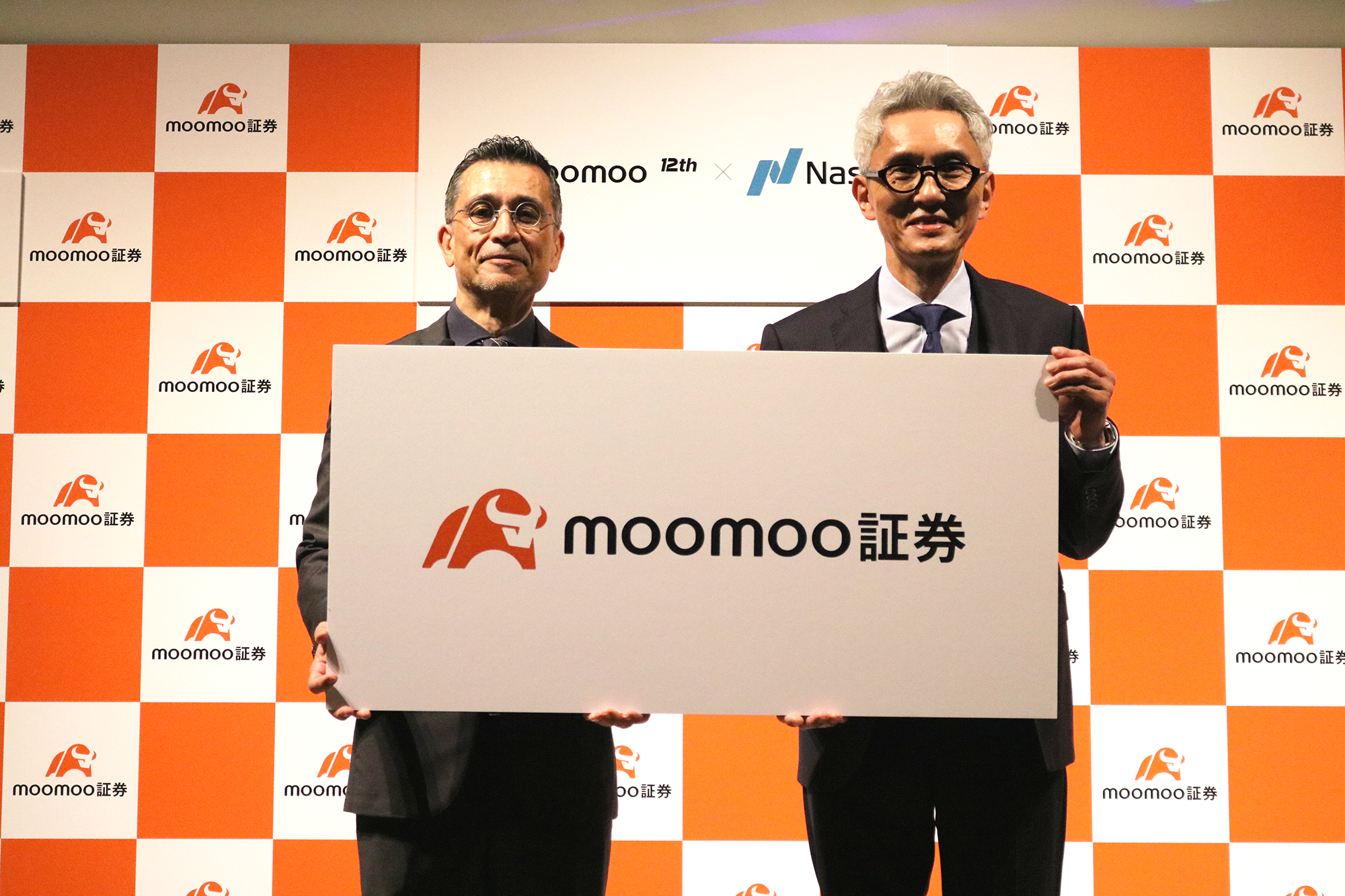 表彰式に登壇したmoomoo証券の伊澤（左）とブランドアンバサダーの松重豊氏（右）